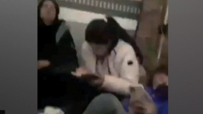 Hình ảnh các công dân trong thùng xe đông lạnh cắt từ clip. Hình ảnh các công dân trong thùng xe đông lạnh cắt từ clip.