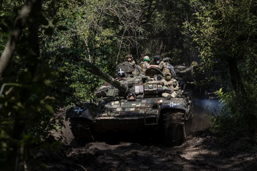 Binh lính Ukraine thuộc Lữ đoàn xe tăng số 3 trên chiếc xe tăng T72 thời Liên Xô làm nhiệm vụ dọc mặt trận phía đông bắc ngày 30/8. (Ảnh: Washington Post) Binh lính Ukraine thuộc Lữ đoàn xe tăng số 3 trên chiếc xe tăng T72 thời Liên Xô làm nhiệm vụ dọc mặt trận phía đông bắc ngày 30/8. (Ảnh: Washington Post)
