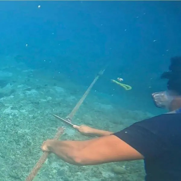 Thành viên lực lượng bảo vệ bờ biển Philippines cắt dây thừng mà Hải cảnh Trung Quốc thả xuống quanh rạn san hô vòng Scarborough. (Ảnh từ clip) Thành viên lực lượng bảo vệ bờ biển Philippines cắt dây thừng mà Hải cảnh Trung Quốc thả xuống quanh rạn san hô vòng Scarborough. (Ảnh từ clip)