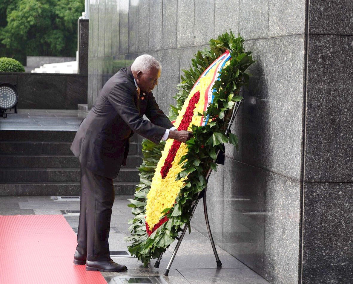 Chủ tịch Quốc hội Cuba Esteban Lazo Hernandez đặt hoa trước Lăng Chủ tịch Hồ Chí Minh. (Ảnh: Như Ý) Chủ tịch Quốc hội Cuba Esteban Lazo Hernandez đặt hoa trước Lăng Chủ tịch Hồ Chí Minh. (Ảnh: Như Ý)