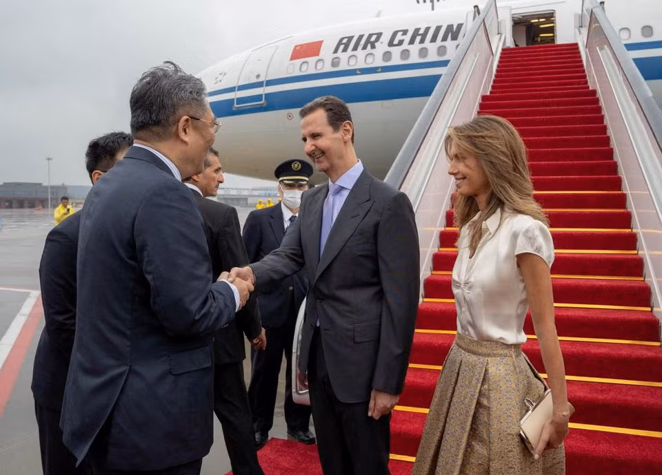 Tổng thống Syria Bashar al-Assad và Phu nhân đến sân bay Hàng Châu ngày 21/9. (Ảnh: Reuters) Tổng thống Syria Bashar al-Assad và Phu nhân đến sân bay Hàng Châu ngày 21/9. (Ảnh: Reuters)