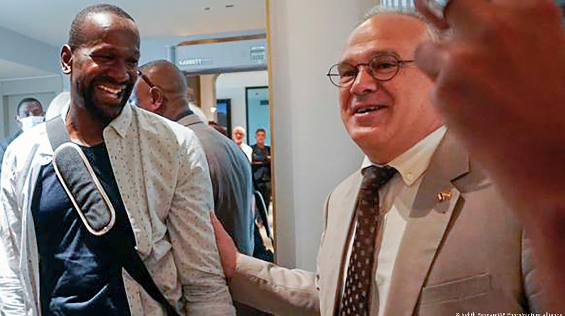 Đại sứ Pháp tại Niger Sylvain Itte (phải) đang phải sống như con tin ở Niger. (Ảnh: AP) Đại sứ Pháp tại Niger Sylvain Itte (phải) đang phải sống như con tin ở Niger. (Ảnh: AP)