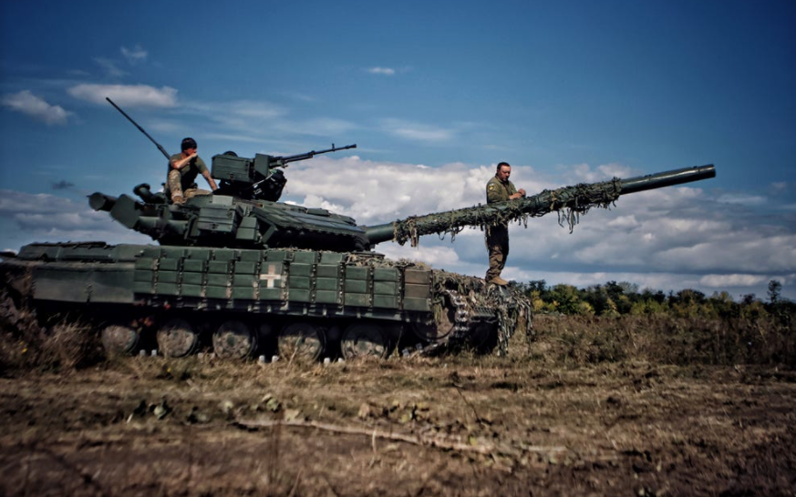 Lính Ukraine thuộc Lữ đoàn cơ giới độc lập số 42 trên xe tăng. (Ảnh: Getty Images) Lính Ukraine thuộc Lữ đoàn cơ giới độc lập số 42 trên xe tăng. (Ảnh: Getty Images)