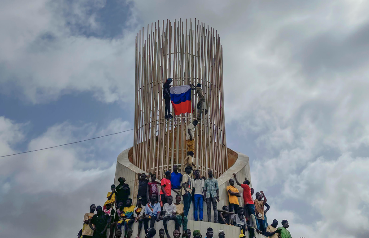 Người Niger treo cờ Nga trong cuộc tập trung ở Niamey ngày 3/8 để ủng hộ chính quyền quân sự. (Ảnh: AP) Người Niger treo cờ Nga trong cuộc tập trung ở Niamey ngày 3/8 để ủng hộ chính quyền quân sự. (Ảnh: AP)