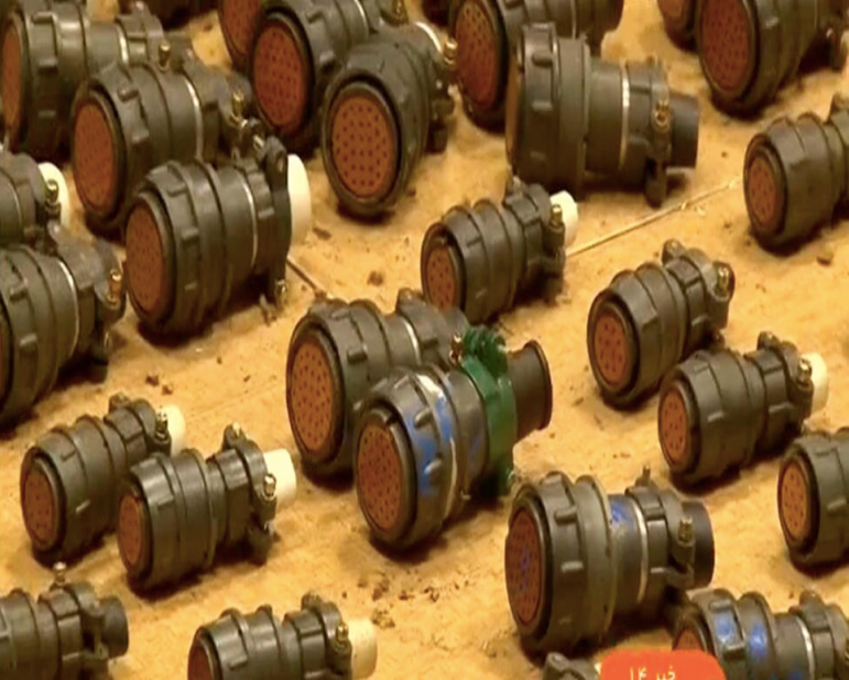 Hình ảnh trên phóng sự của đài truyền hình Iran cho thấy các đầu nối hình tròn bị cho là chứa chất nổ, để phá hoại vũ khí của Iran. (Ảnh: AP) Hình ảnh trên phóng sự của đài truyền hình Iran cho thấy các đầu nối hình tròn bị cho là chứa chất nổ, để phá hoại vũ khí của Iran. (Ảnh: AP)