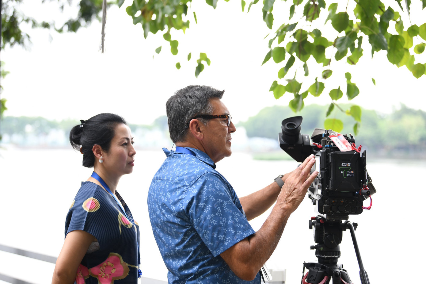 Phóng viên CBS News tác nghiệp tại Hồ Trúc Bạch, nơi Tổng thống Mỹ Joe Biden đến thăm phù điêu cố Thượng nghị sĩ John McCain. (Ảnh: Như Ý) Phóng viên CBS News tác nghiệp tại Hồ Trúc Bạch, nơi Tổng thống Mỹ Joe Biden đến thăm phù điêu cố Thượng nghị sĩ John McCain. (Ảnh: Như Ý)