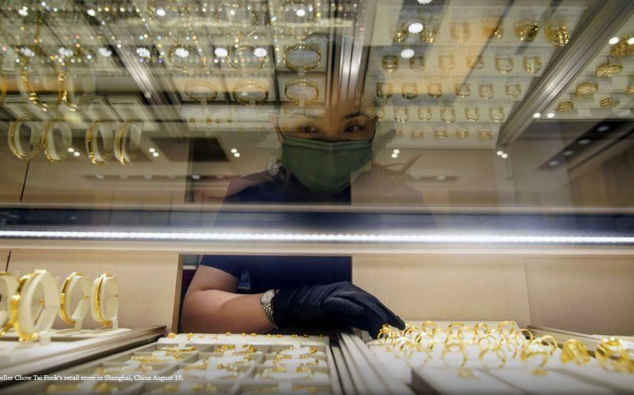 Trong một cửa hàng bán vàng ở Thượng Hải. (Ảnh: Reuters) Trong một cửa hàng bán vàng ở Thượng Hải. (Ảnh: Reuters)