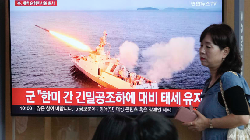 Màn hình tại một nhà ga tàu ở Hàn Quốc chiếu tin tức về hoạt động phóng tên lửa của Triều Tiên ngày 2/9. (Ảnh: AP) Màn hình tại một nhà ga tàu ở Hàn Quốc chiếu tin tức về hoạt động phóng tên lửa của Triều Tiên ngày 2/9. (Ảnh: AP)