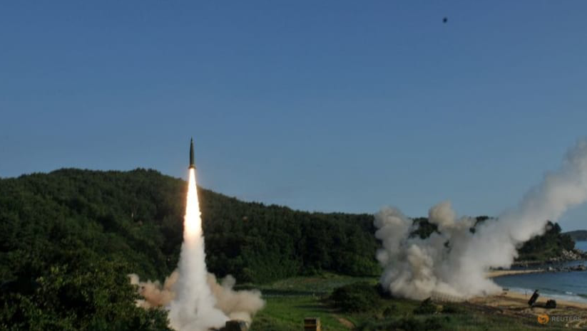 Quân đội Mỹ và Hàn Quốc bắn tên lửa chiến thuật ATACMS và tên lửa Hyunmoo II của Hàn Quốc ra vùng biển ngoài khơi Hàn Quốc tháng 7/2017. (Ảnh: Reuters)