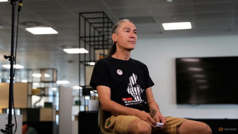 Ông Kim Aris, con trai bà Aung San Suu Kyi, trả lời phỏng vấn tại Anh. (Ảnh: Reuters)