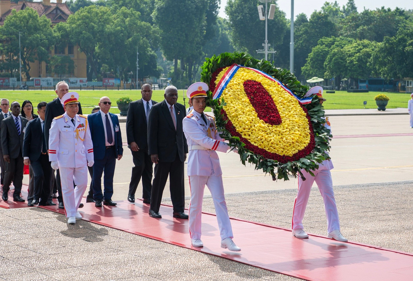 Đoàn Chủ tịch Quốc hội Cuba Esteban Lazo Hernandez đặt vòng hoa tại Lăng Chủ tịch Hồ Chí Minh. (Ảnh: Như Ý) Đoàn Chủ tịch Quốc hội Cuba Esteban Lazo Hernandez đặt vòng hoa tại Lăng Chủ tịch Hồ Chí Minh. (Ảnh: Như Ý)