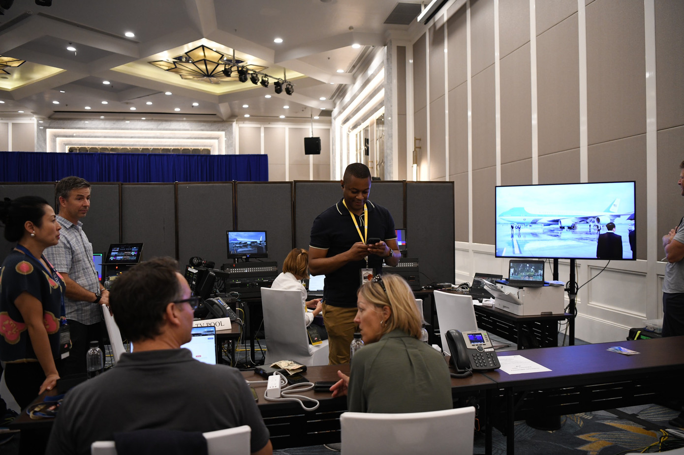 Các nhà báo quốc tế chuẩn bị để phát sóng và tường thuật trực tiếp cuộc họp báo của Tổng Bí thư Nguyễn Phú Trọng và Tổng thống Mỹ Joe Biden ngày 10/9. (Ảnh: Như Ý) Các nhà báo quốc tế chuẩn bị để phát sóng và tường thuật trực tiếp cuộc họp báo của Tổng Bí thư Nguyễn Phú Trọng và Tổng thống Mỹ Joe Biden ngày 10/9. (Ảnh: Như Ý)