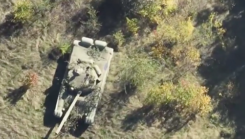 Một chiếc xe tăng của Nga được xác định là mồi nhử để đánh lừa quân Ukraine. (Ảnh từ video) Một chiếc xe tăng của Nga được xác định là mồi nhử để đánh lừa quân Ukraine. (Ảnh từ video)