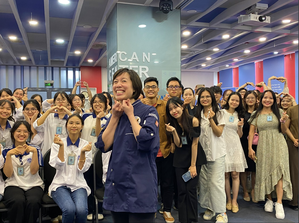 Christine Hà chụp ảnh với các khán giả đến nghe cô nói chuyện ngày 20/9. (Ảnh: Thu Loan)