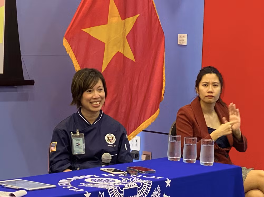 Christine Hà trong buổi nói chuyện tại Đại sứ quán Mỹ ở Hà Nội ngày 20/9. (Ảnh: Thu Loan)