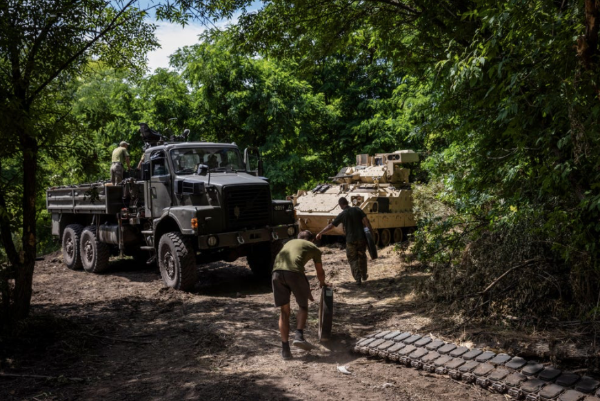 Binh lính và thợ máy thuộc Lữ đoàn cơ giới số 47 của Ukraine thay bánh xe và xích của chiếc xe chiến đấu Bradley bị hư hỏng tại xưởng bí mật trong khu rừng ở vùng Zaporizhzhia. (Ảnh: Getty) Binh lính và thợ máy thuộc Lữ đoàn cơ giới số 47 của Ukraine thay bánh xe và xích của chiếc xe chiến đấu Bradley bị hư hỏng tại xưởng bí mật trong khu rừng ở vùng Zaporizhzhia. (Ảnh: Getty)