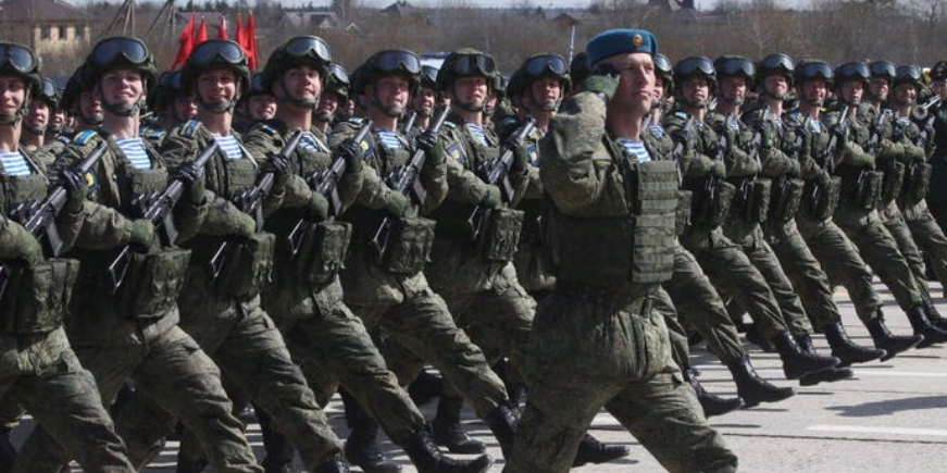 Lực lượng lính dù Nga trong cuộc diễu binh năm 2022. (Ảnh: Getty)