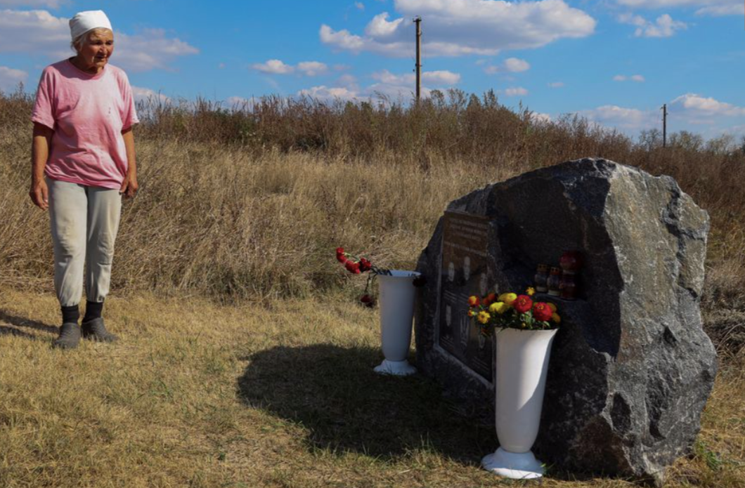 Cụ Vira Chernukha là người duy nhất còn ở lại làng Dementiivka. (Ảnh: Reuters) Cụ Vira Chernukha là người duy nhất còn ở lại làng Dementiivka. (Ảnh: Reuters)