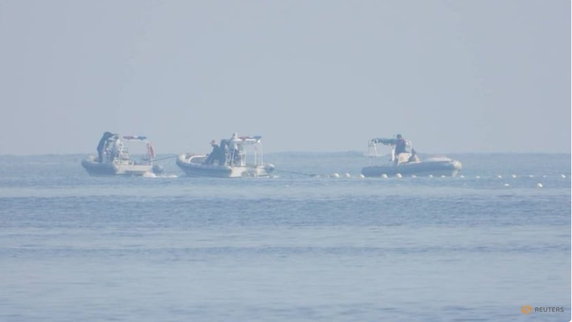 Dây chắn gắn phao quanh bãi Scarborough trước khi bị cắt. (Ảnh: Reuters) Dây chắn gắn phao quanh bãi Scarborough trước khi bị cắt. (Ảnh: Reuters)