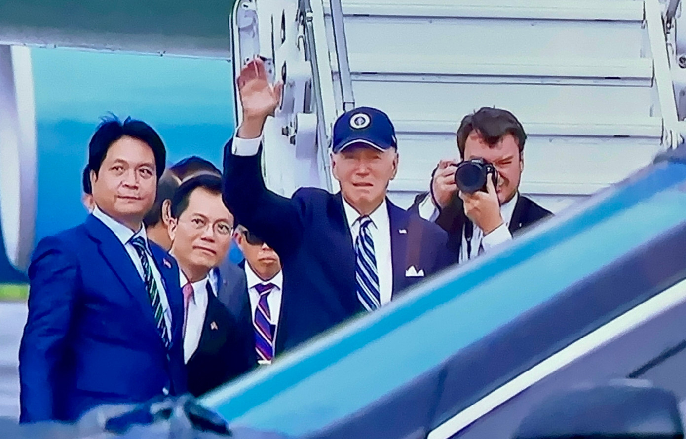 Tổng thống Mỹ Joe Biden vẫy tay chào trước khi lên máy bay rời Việt Nam. (Ảnh: Nhật Minh)