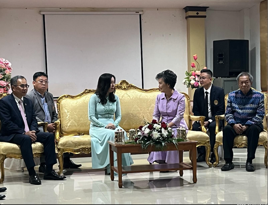 Thứ trưởng Lê Thị Thu Hằng chào xã giao Tỉnh trưởng tỉnh Sakhon Nakhon. (Ảnh: Mofa)