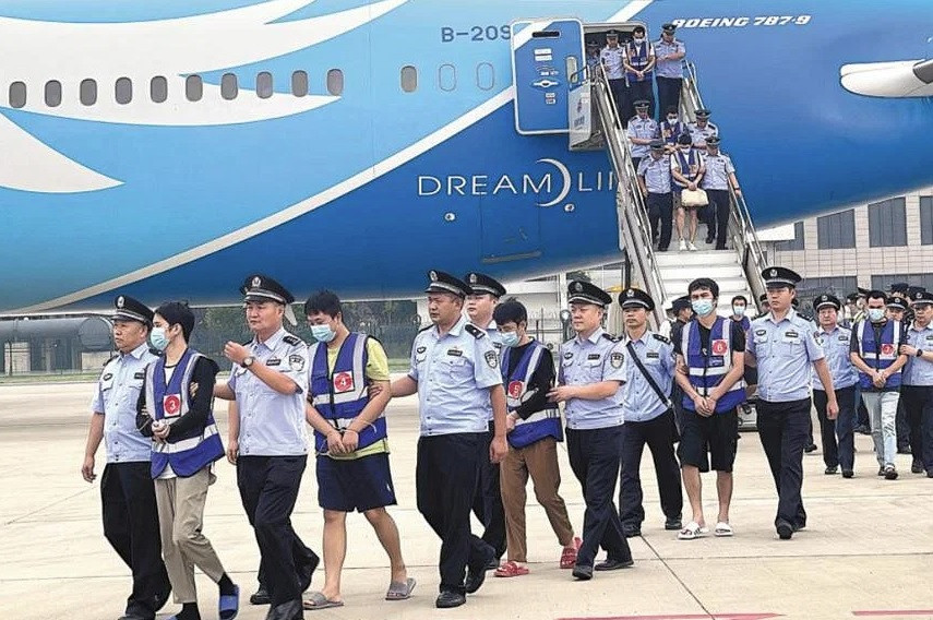 Các nghi phạm bị cảnh sát áp giải trên một chuyến bay đến sân bay quốc tế Hà Nam, ngày 11/9.