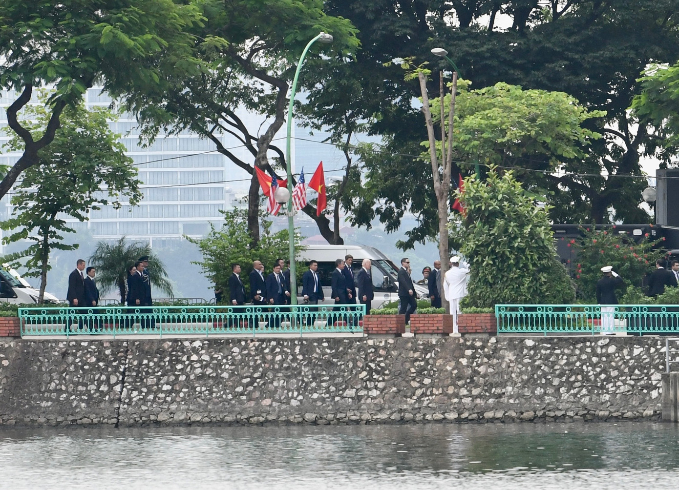 Tổng thống Mỹ Joe Biden thăm nơi đặt phù điêu tưởng nhớ sự kiện bắn rơi chiếc máy bay do cố thượng nghị sĩ John McCain điều khiển khi tham chiến ở Việt Nam. (Ảnh: Như Ý)