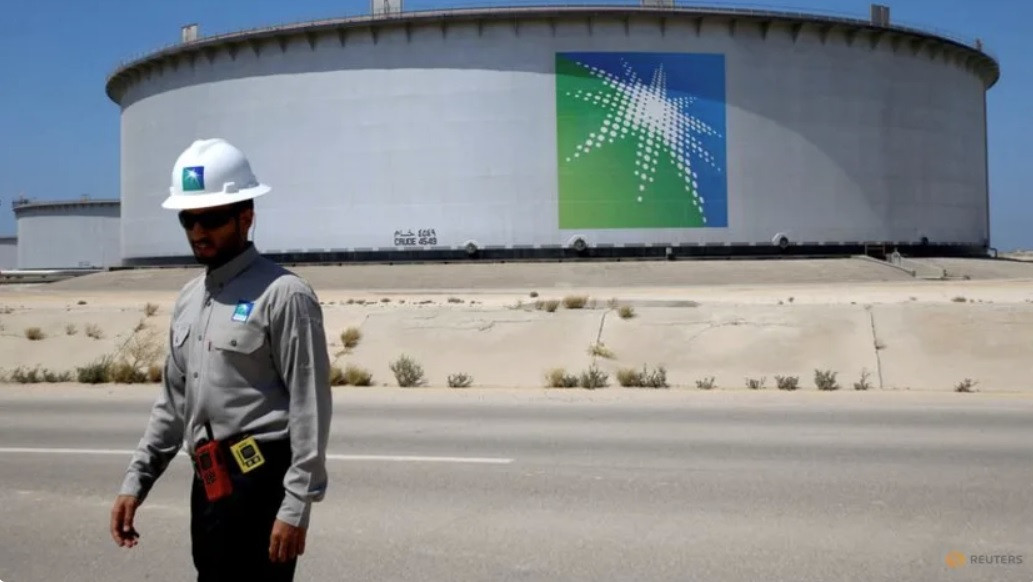 Nhân viên của tập đoàn dầu mỏ Aramco đi gần một thùng chứa nhiên liệu. (Ảnh: Reuters)