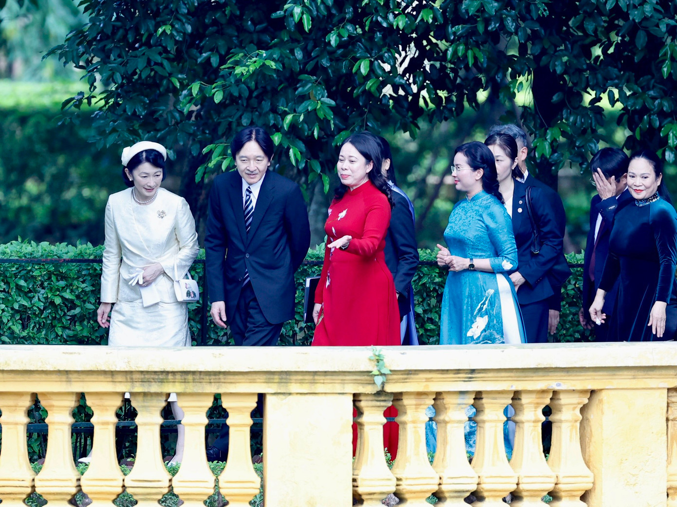 Hoàng Thái tử và Công nương được giới thiệu về Ao cá Bác Hồ. (Ảnh: Như Ý) Hoàng Thái tử và Công nương được giới thiệu về Ao cá Bác Hồ. (Ảnh: Như Ý)