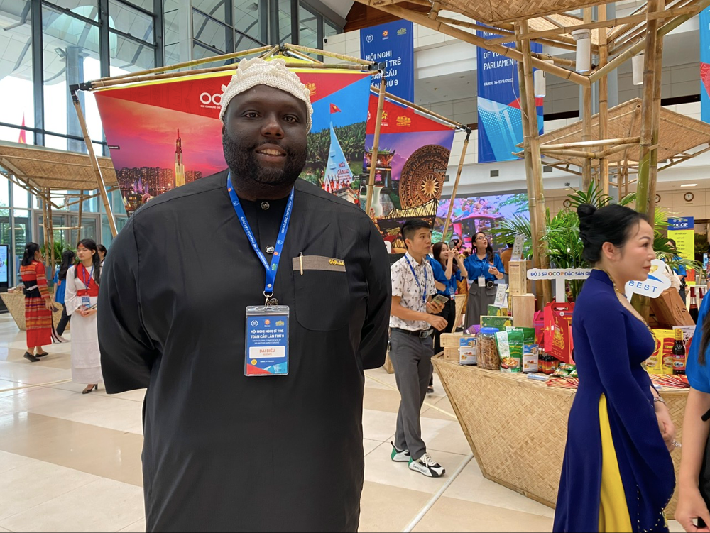 Thượng nghị sĩ Nigeria Asuquo Ekpenyong trao đổi với PV Tiền Phong bên lề hội nghị. (Ảnh: Thu Loan) Thượng nghị sĩ Nigeria Asuquo Ekpenyong trao đổi với PV Tiền Phong bên lề hội nghị. (Ảnh: Thu Loan)