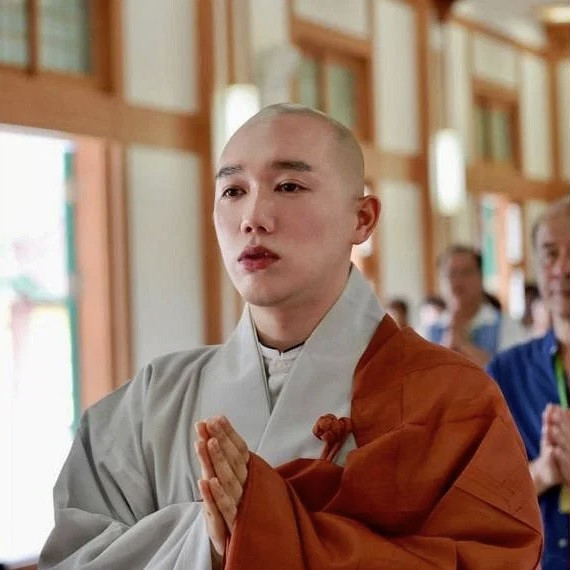 Tu sĩ hoa Beomjeong nhận được nhiều quan tâm của người trẻ Hàn Quốc. (Ảnh: Instagram) Tu sĩ hoa Beomjeong nhận được nhiều quan tâm của người trẻ Hàn Quốc. (Ảnh: Instagram)