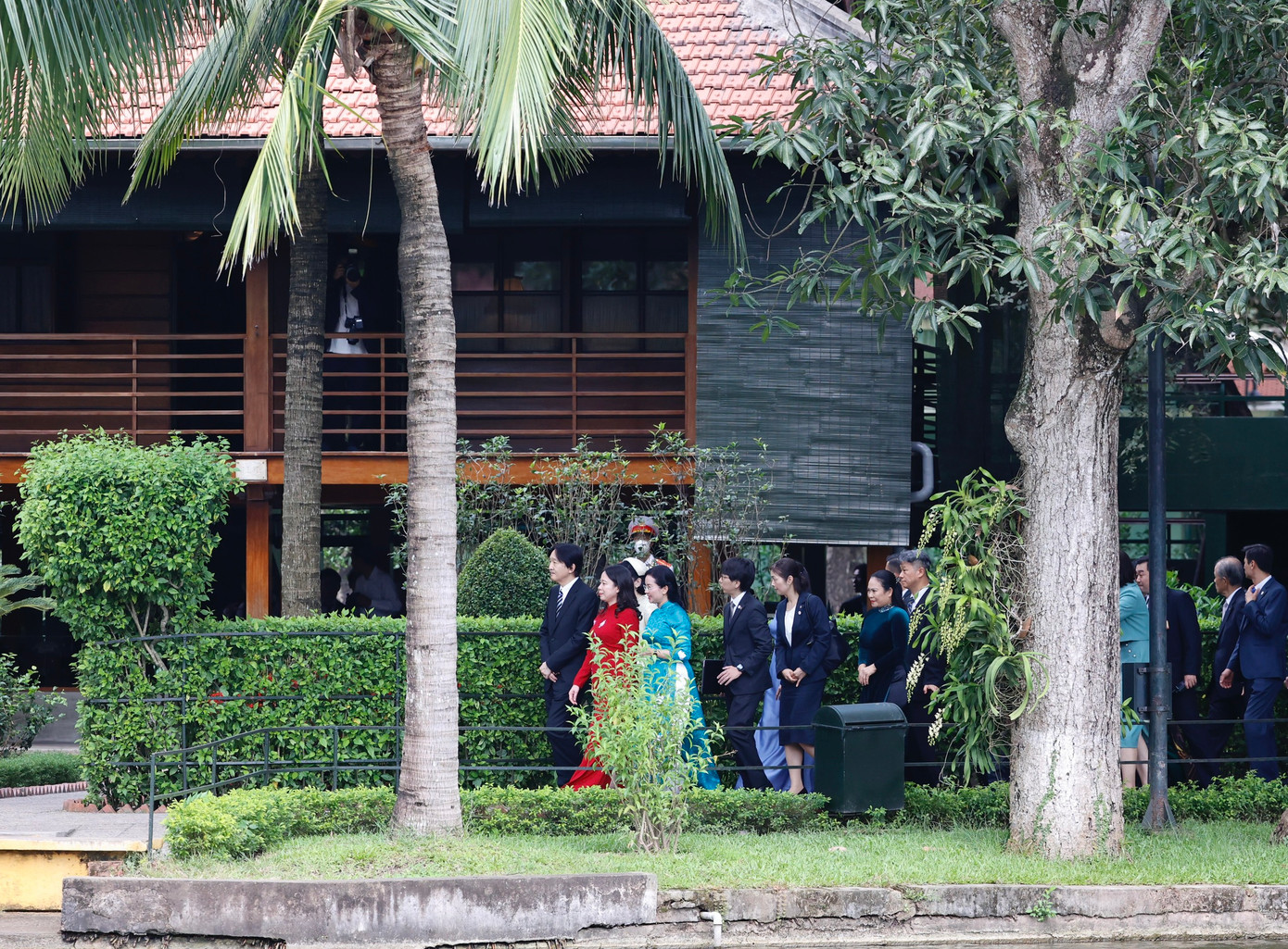 Phó Chủ tịch nước Võ Thị Ánh Xuân cùng Hoàng Thái tử Nhật Bản và Công nương thăm Nhà sàn Bác Hồ. (Ảnh: Như Ý) Phó Chủ tịch nước Võ Thị Ánh Xuân cùng Hoàng Thái tử Nhật Bản và Công nương thăm Nhà sàn Bác Hồ. (Ảnh: Như Ý)