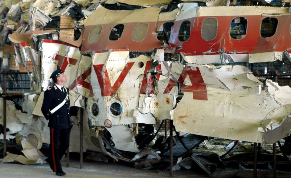 Mảnh vỡ được lắp ghép lại của chiếc máy bay chở khách Itavia DC-9 bị rơi gần hòn đảo nhỏ Ustica ở Địa Trung Hải vào ngày 27/6/1980. (Ảnh AP) Mảnh vỡ được lắp ghép lại của chiếc máy bay chở khách Itavia DC-9 bị rơi gần hòn đảo nhỏ Ustica ở Địa Trung Hải vào ngày 27/6/1980. (Ảnh AP)