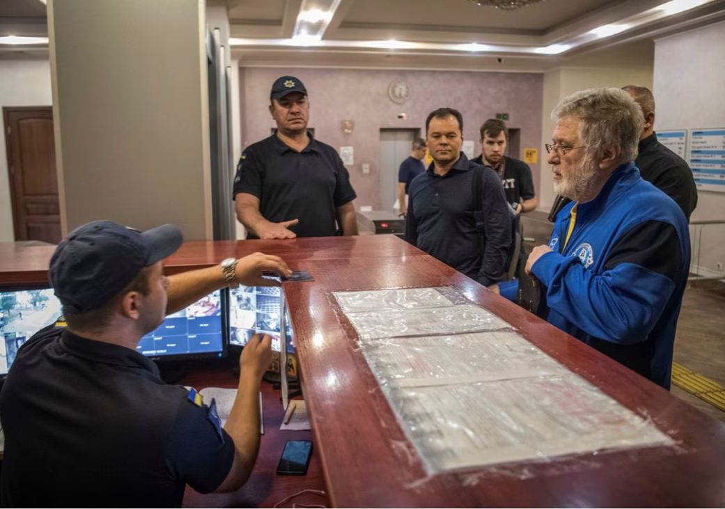 Ihor Kolomoisky (áo xanh) vừa bị toà án ra lệnh bắt tạm giam. (Ảnh: Reuters) Ihor Kolomoisky (áo xanh) vừa bị toà án ra lệnh bắt tạm giam. (Ảnh: Reuters)