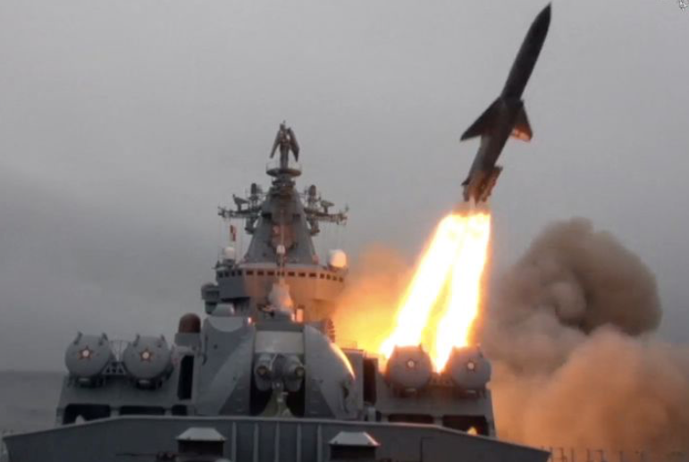 Tàu chiến của Nga bắn tên lửa trong cuộc tập trận hải quân bảo vệ tuyến đường vận chuyển ở Bắc Cực. Hình ảnh lấy từ video công bố ngày 18/9. (Ảnh: BQP Nga) Tàu chiến của Nga bắn tên lửa trong cuộc tập trận hải quân bảo vệ tuyến đường vận chuyển ở Bắc Cực. Hình ảnh lấy từ video công bố ngày 18/9. (Ảnh: BQP Nga)