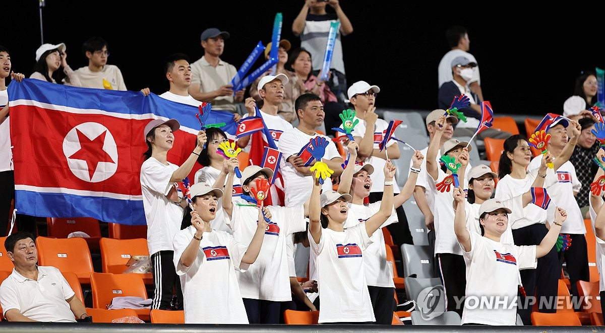 Những người ủng hộ Triều Tiên cổ vũ trong trận đấu bóng đá nam giữa Kyrgyzstan và Triều Tiên tại Đại hội thể thao châu Á tại sân vận động Kim Hoa, Trung Quốc, ngày 21/9. (Ảnh: Yonhap) Những người ủng hộ Triều Tiên cổ vũ trong trận đấu bóng đá nam giữa Kyrgyzstan và Triều Tiên tại Đại hội thể thao châu Á tại sân vận động Kim Hoa, Trung Quốc, ngày 21/9. (Ảnh: Yonhap)