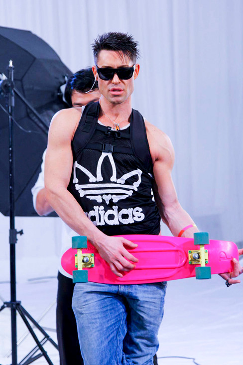 Anh chàng lúc nào cũng mang theo một chiếc ván trượt màu hồng và nhiệt tình tạo dáng