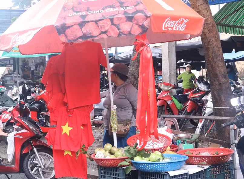 Cổ động viên Đà Nẵng tấp nập xuống phố mua đồ cổ vũ tuyển Việt Nam ảnh 7