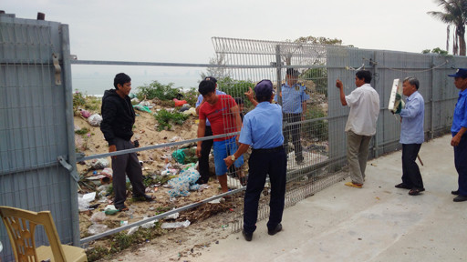 Đà Nẵng: Người dân tự dỡ rào chắn lối xuống biển ở resort Nam Ô ảnh 2