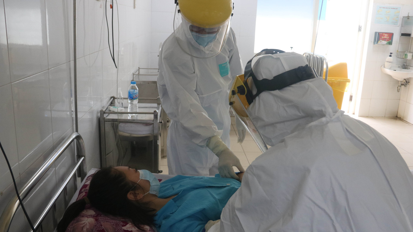 Bệnh viện C Đà Nẵng 'nội bất xuất, ngoại bất nhập' sau ca nghi mắc COVID-19 ảnh 10