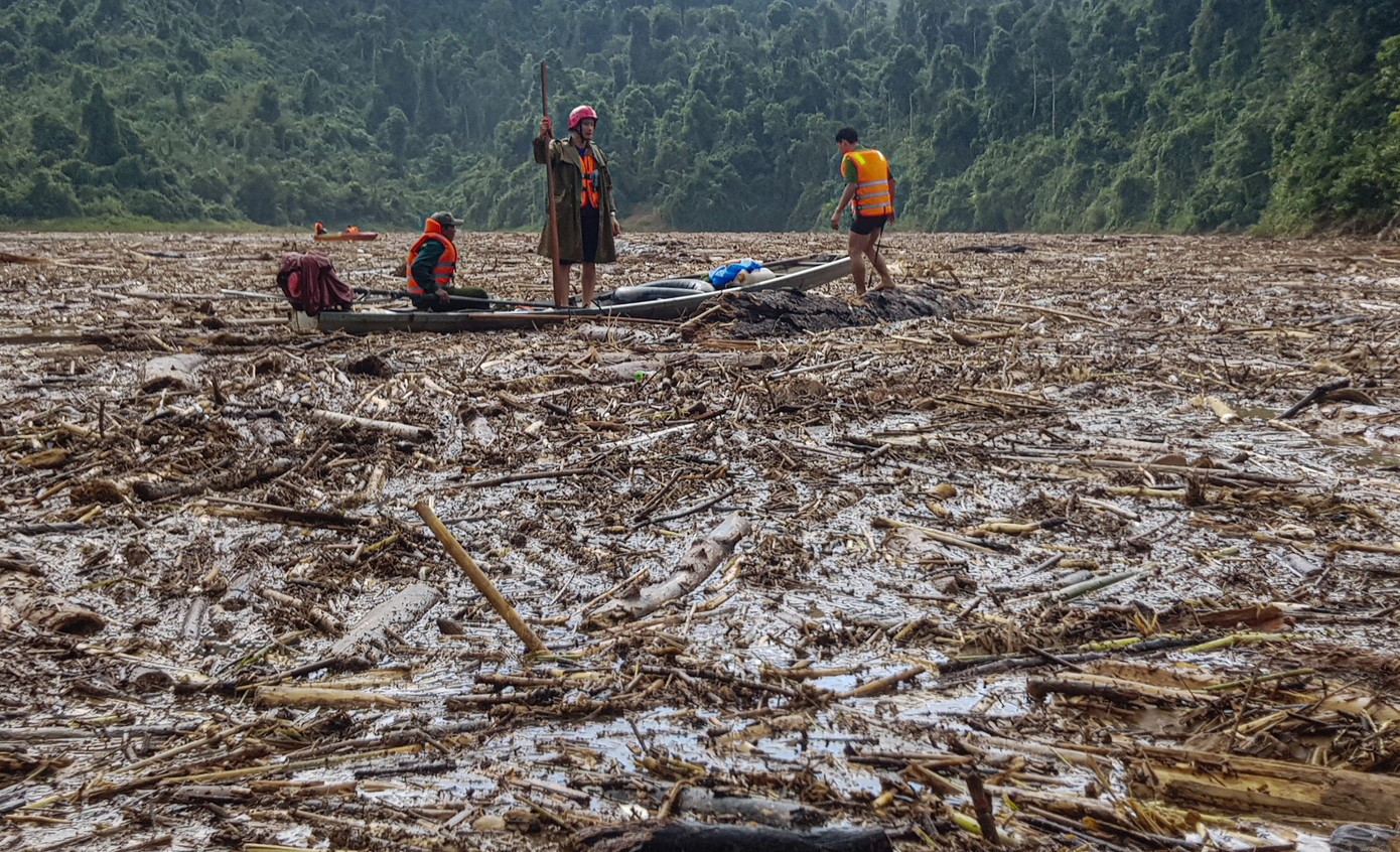 Tìm thi thể nạn nhân vụ sạt lở giữa lòng hồ thuỷ điện dày đặc cây rừng ảnh 8