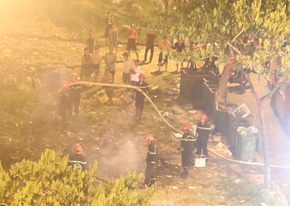 Bãi tập kết rác phát hỏa, trăm hộ dân hết hồn tưởng cháy chung cư ảnh 1