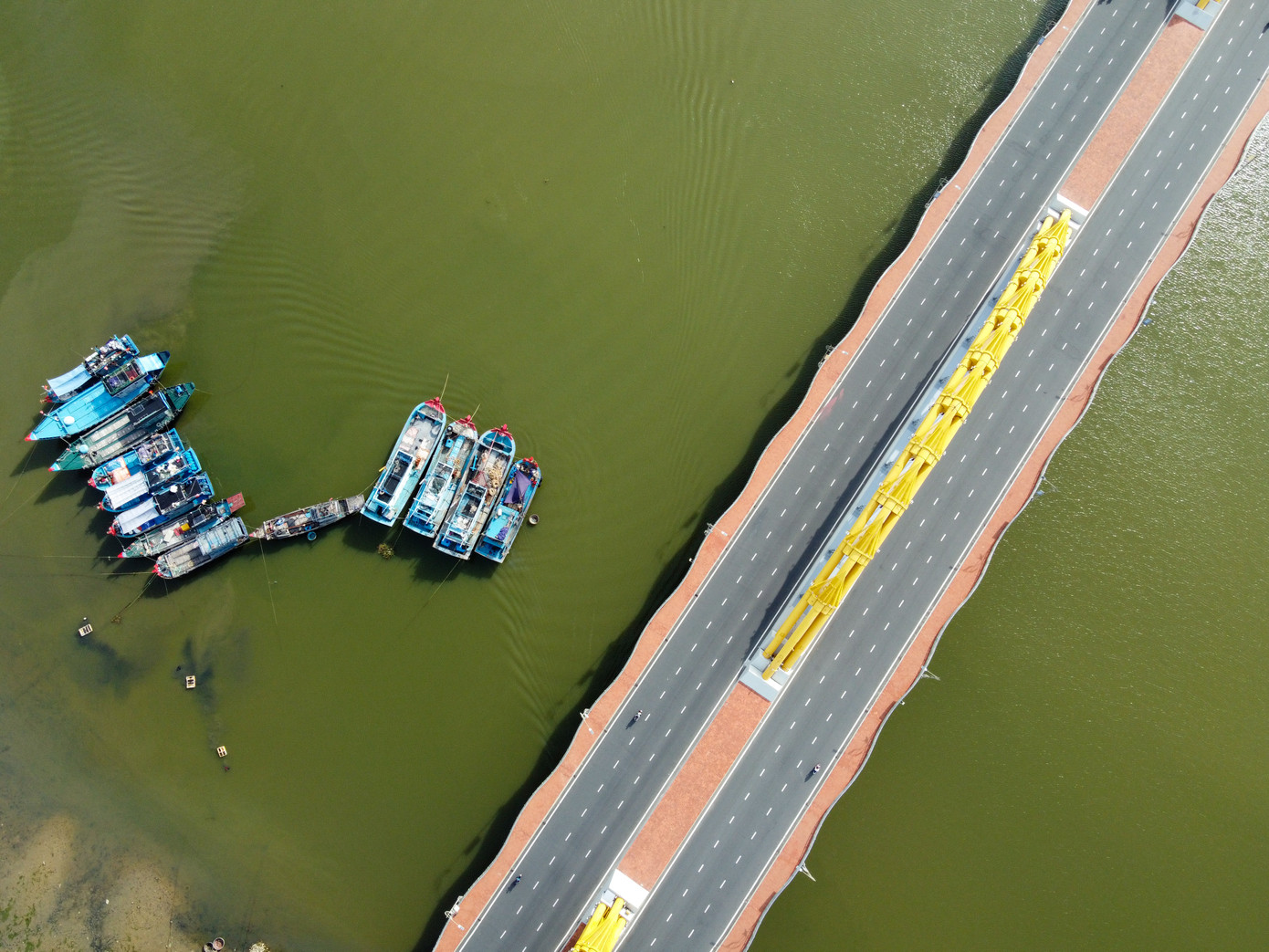 Bay trên Đà Nẵng mùa dịch, nhìn những khoảnh khắc thành phố như 'bất động' ảnh 2