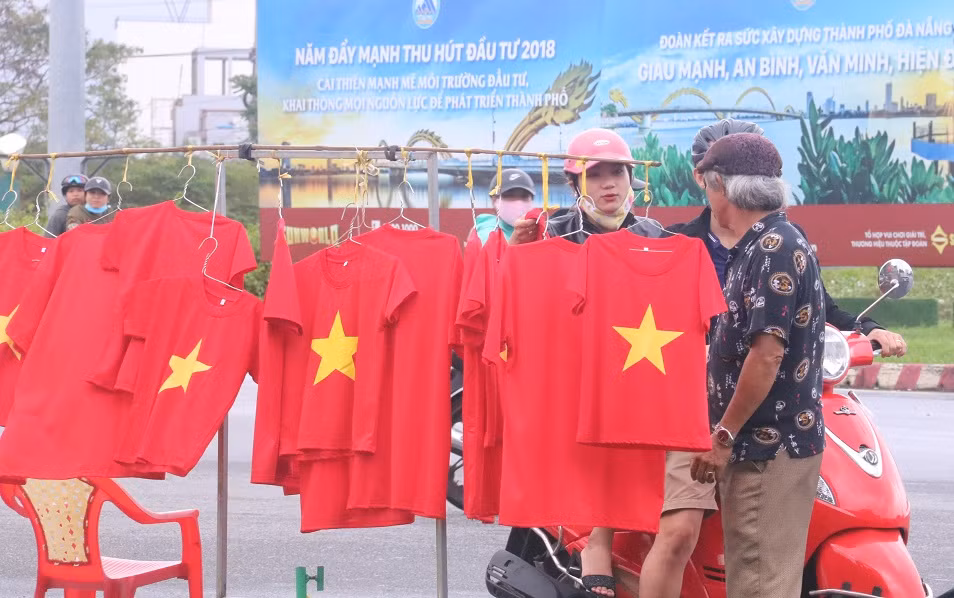 Cổ động viên Đà Nẵng tấp nập xuống phố mua đồ cổ vũ tuyển Việt Nam ảnh 5