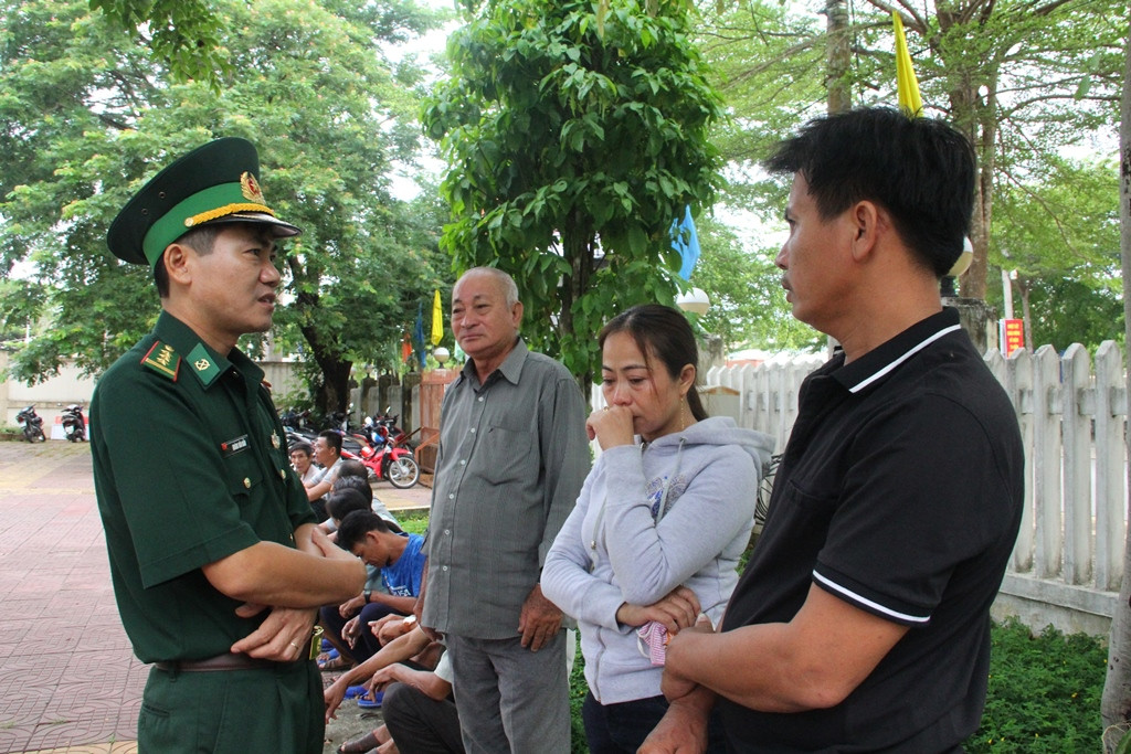 41 ngư dân vụ chìm tàu trên biển đoàn tụ gia đình trong nước mắt ảnh 2
