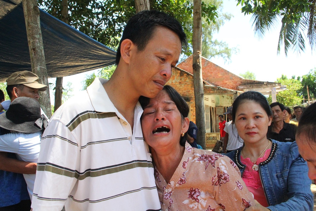 41 ngư dân vụ chìm tàu trên biển đoàn tụ gia đình trong nước mắt ảnh 1