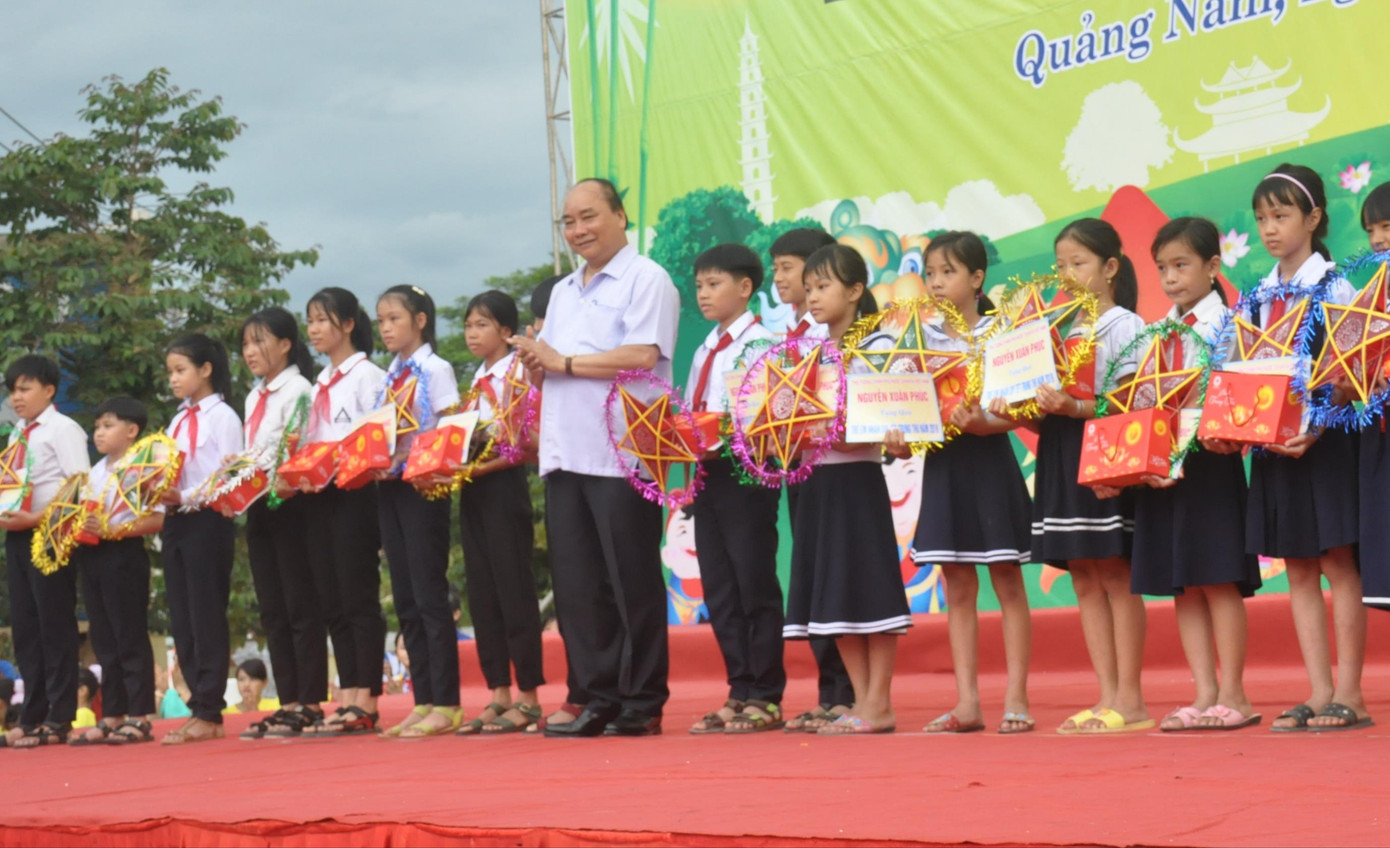 Thủ tướng vui tết Trung thu cùng trẻ em Quảng Nam ảnh 1