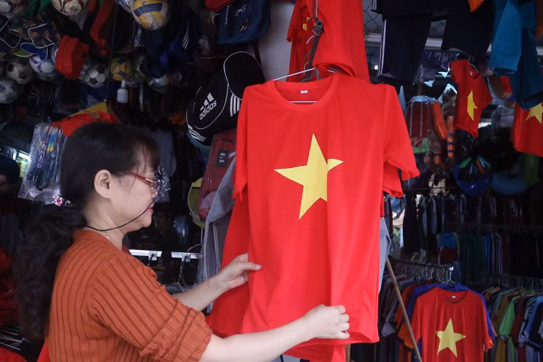 Cổ động viên Đà Nẵng tấp nập xuống phố mua đồ cổ vũ tuyển Việt Nam ảnh 3