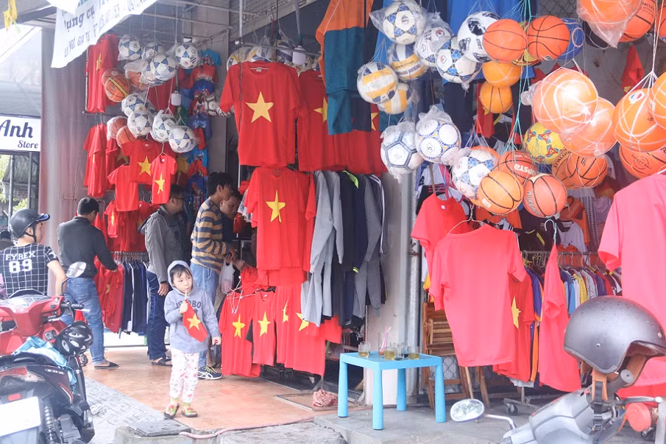 Cổ động viên ùn ùn đến nhà, bố Quang Hải bỏ kế hoạch ra Mỹ Đình ảnh 2 Cổ động viên ùn ùn đến nhà, bố Quang Hải bỏ kế hoạch ra Mỹ Đình ảnh 2
