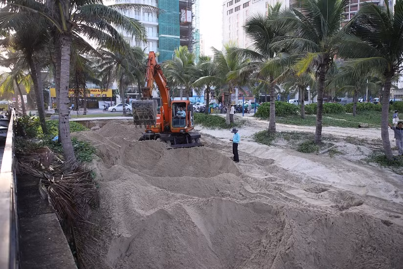 Nước từ cống xả 'xé toạc' vỉa hè, bờ biển Mỹ Khê xói lở nghiêm trọng ảnh 8